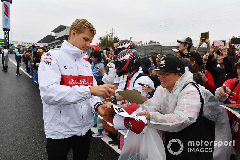 Marcus Ericsson, Sauber signs autographs for the fans