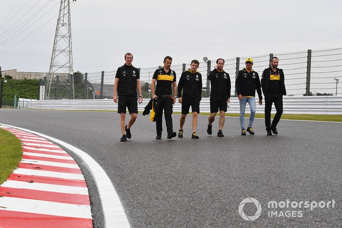 Carlos Sainz Jr., Renault Sport F1 Team camina por el circuito