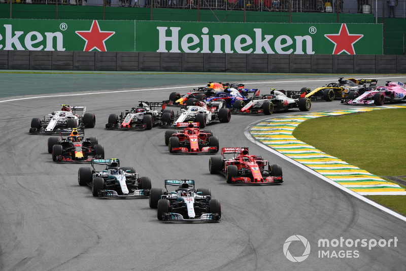 Lewis Hamilton, Mercedes-AMG F1 W09 leads Valtteri Bottas, Mercedes-AMG F1 W09 and Sebastian Vettel, Ferrari SF71H at the start of the race 