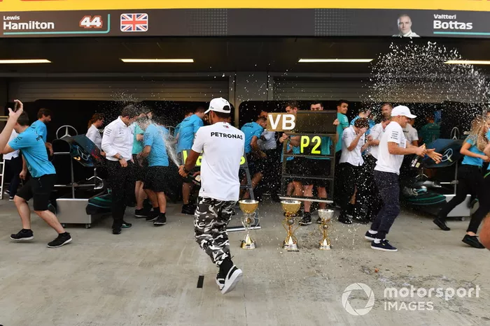 El ganador de la carrera Lewis Hamilton, Mercedes AMG F1 celebra con el champán y el equipo.