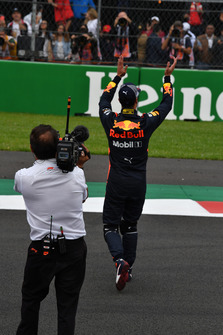 Il poleman Daniel Ricciardo, Red Bull Racing, festeggia nel parco chiuso