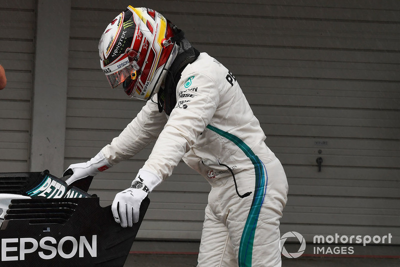 Pole sitter Lewis Hamilton, Mercedes-AMG F1 W09 in parc ferme