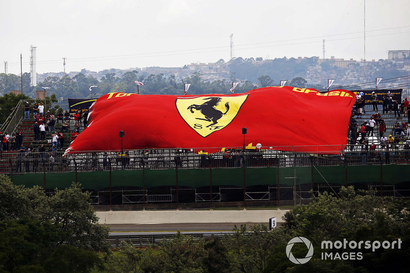 Des fans avec un drapeau Ferrari