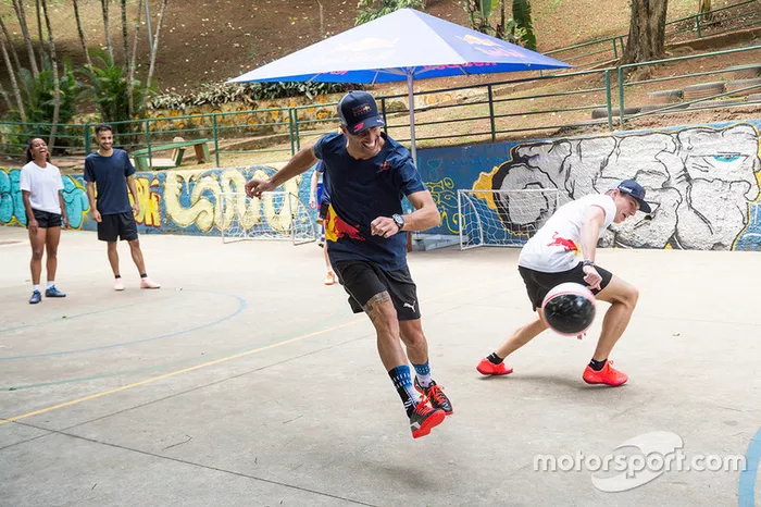 Max Verstappen y Daniel Ricciardo, Red Bull Racing juegan Futsal en Brasil