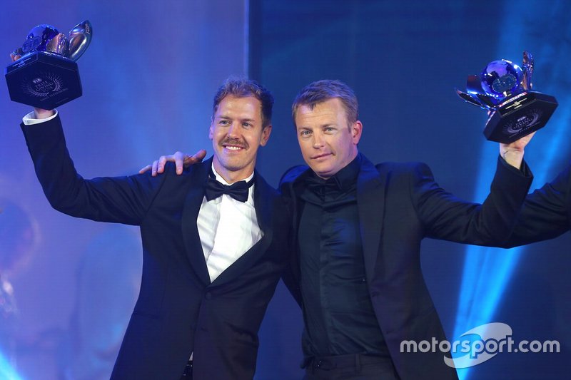 Vettel en Raikkonen nemen prijzen ontvangst op het FIA-gala in 2018.