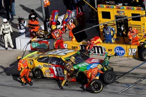Kyle Busch, Joe Gibbs Racing, Toyota Camry M&M's, pit stop