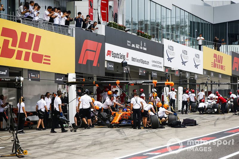 Fernando Alonso, McLaren MCL33, practica pitstops