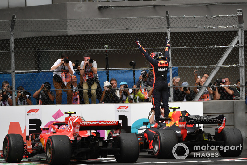 Le vainqueur Max Verstappen, Red Bull Racing RB14 fête sa victoire