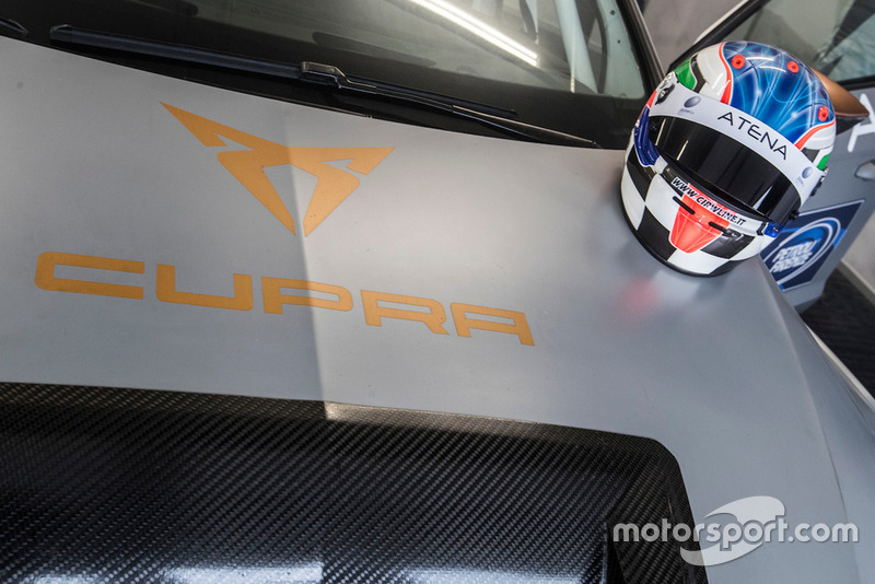 Il casco di Salvatore Tavano sul cofano della sua Cupra Leon TCR SEQ