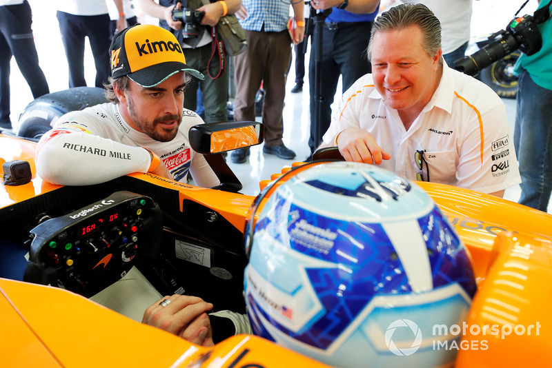 Jimmie Johnson dans la McLaren, Fernando Alonso, Zak Brown  