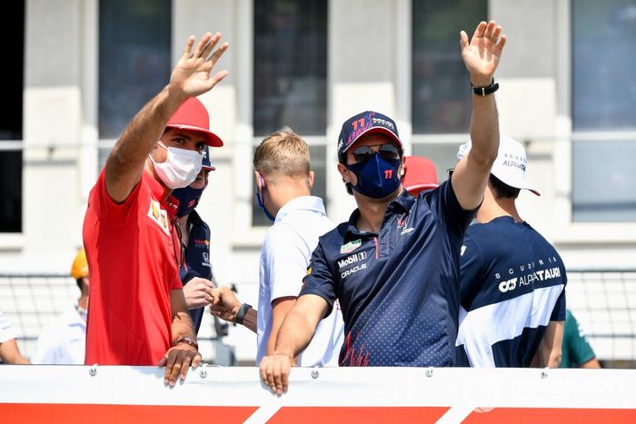 Carlos Sainz Jr., Ferrari, Sergio Pérez, Red Bull Racing en el desfile de pilotos
