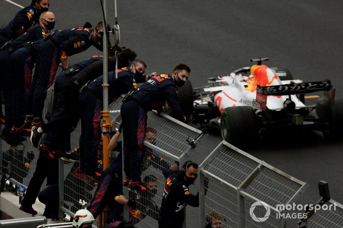 El equipo Red Bull anima desde el muro de boxes mientras Max Verstappen, Red Bull Racing RB16B, 2ª posición, cruza la línea de meta