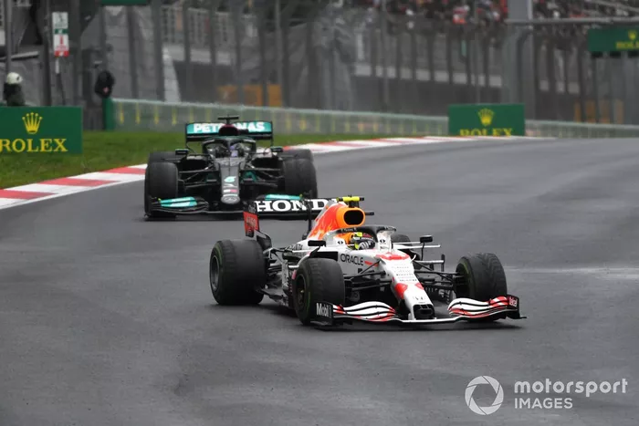 Sergio Pérez, Red Bull Racing RB16B, batalla con Lewis Hamilton, Mercedes W12