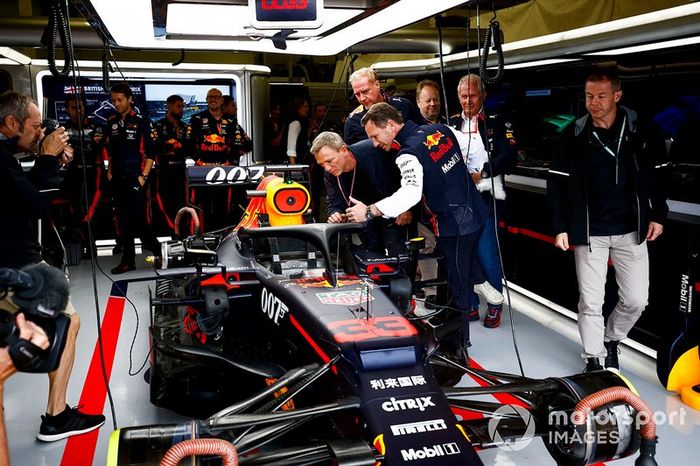 Christian Horner, director de Red Bull Racing, muestra el Red Bull RB15 al actor Daniel Craig