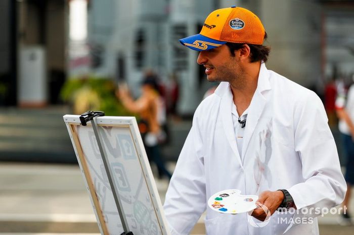 Carlos Sainz Jr. de McLaren pinta para un largometraje de televisión