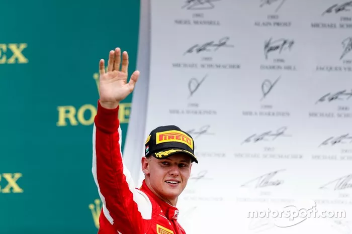 Podio: il vincitore della gara Mick Schumacher, Prema Racing
