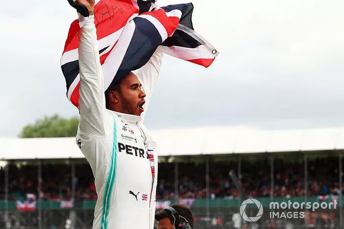 Ganador Lewis Hamilton, Mercedes AMG F1 W10 con la bandera británica