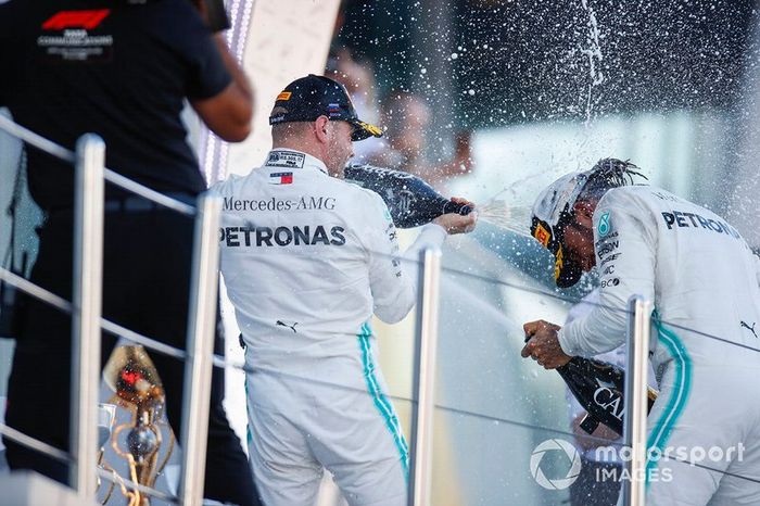 Lewis Hamilton e Valtteri Bottas no pódio da Rússia