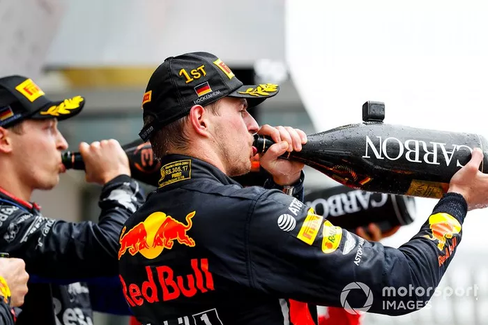 Podio: ganador de la carrera Max Verstappen, Red Bull Racing