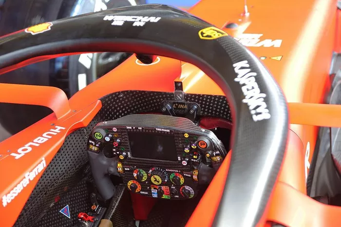 Detalle de la cabina del Ferrari SF90