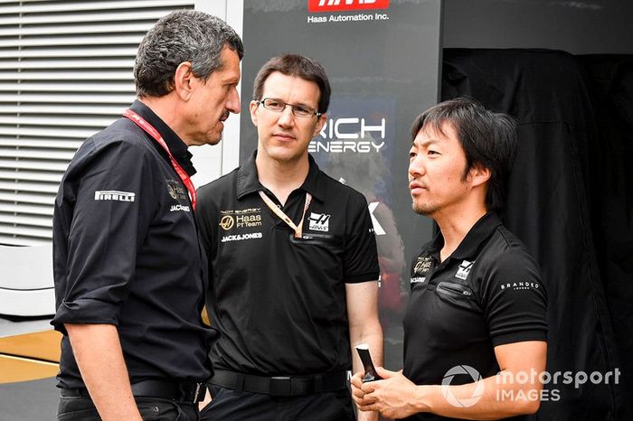 “Me cago en todo, Ayao, si es que seguimos dando tumbos sin llegar a ninguna parte. Es como darse cabezazos contra una pared. Teníamos un coche que era un puto cohete, ¿dónde la hemos cagado? En algún momento hemos metido la pata hasta el fondo”
