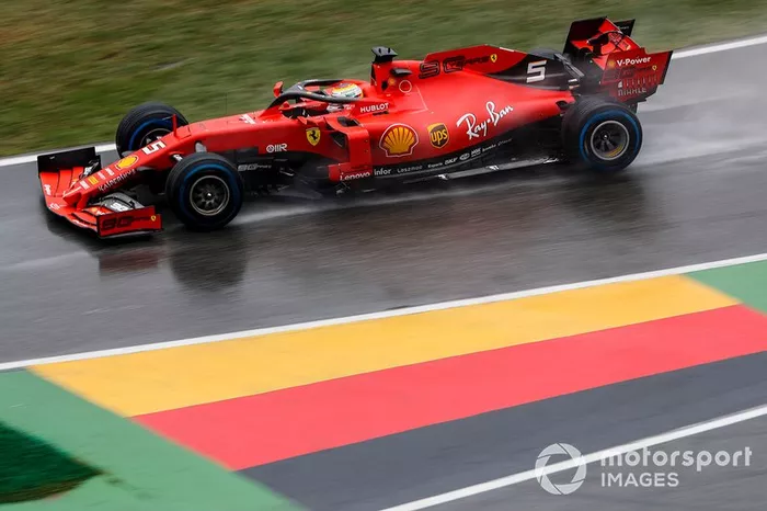 As Ferraris largaram muito bem: Vettel saiu de 20º para 14º e Leclerc saiu de 10º para 6º