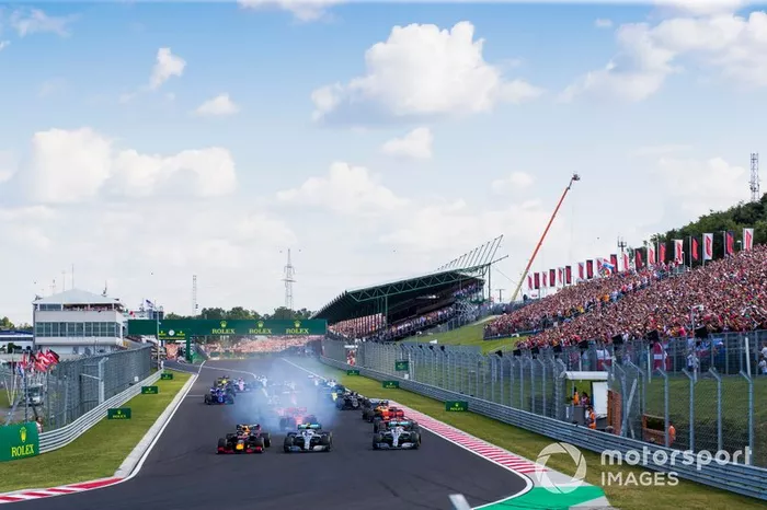 Max Verstappen, Red Bull Racing RB15, lidera a Valtteri Bottas, Mercedes AMG W10, Lewis Hamilton, Mercedes AMG F1 W10, y el resto del campo en la salida