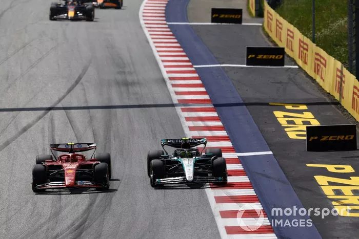 Carlos Sainz, Ferrari SF-24, lucha con Lewis Hamilton, Mercedes F1 W15