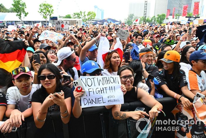 Los fans de McLaren muestran su apoyo en la fan zone