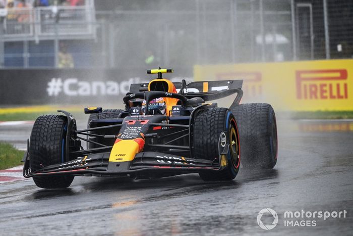 Sergio Pérez, Red Bull Racing RB20, se dirige a la parrilla