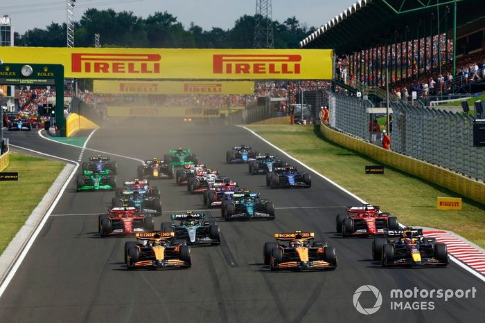 Lando Norris, McLaren MCL38, Oscar Piastri, McLaren MCL38, Max Verstappen, Red Bull Racing RB20, Lewis Hamilton, Mercedes F1 W15, Charles Leclerc, Ferrari SF-24, Carlos Sainz, Ferrari SF-24, el resto de la parrilla en la salida.