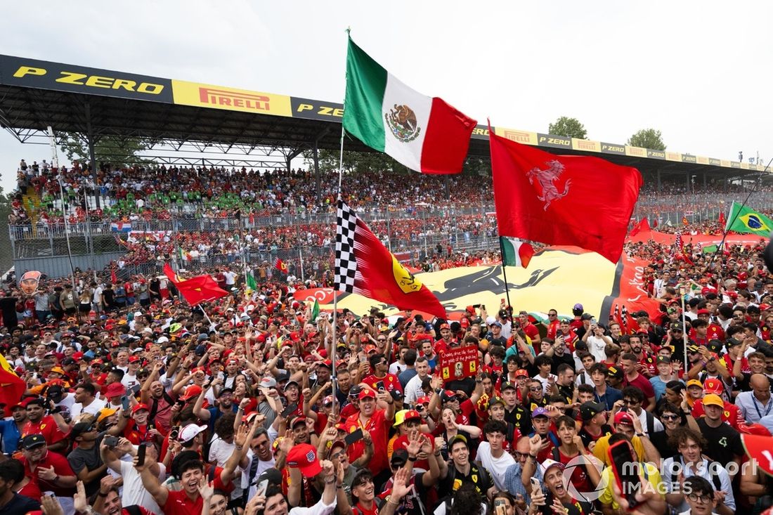 Los aficionados de Ferrari celebran la ceremonia del podio