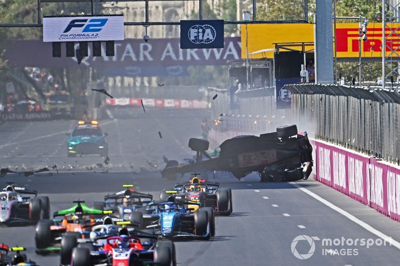 El coche de Pepe Martí, Campos Racing es lanzado por los aires tras una colisión con Kush Maini, Invicta Racing