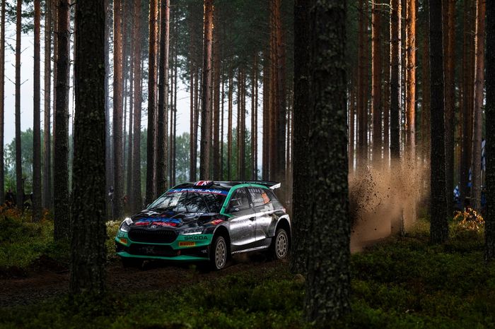 Gus Greensmith (GB) i Jonas Andersson (SWE) z zespołu M-Sport Ford WRT występują podczas Rajdowych Mistrzostw Świata Finlandii w Jyvasküla w Finlandii 2 sierpnia. 2024