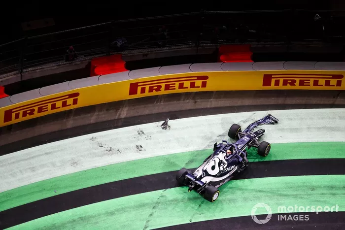 Yuki Tsunoda, AlphaTauri AT02, se sale de la pista con un ala rota