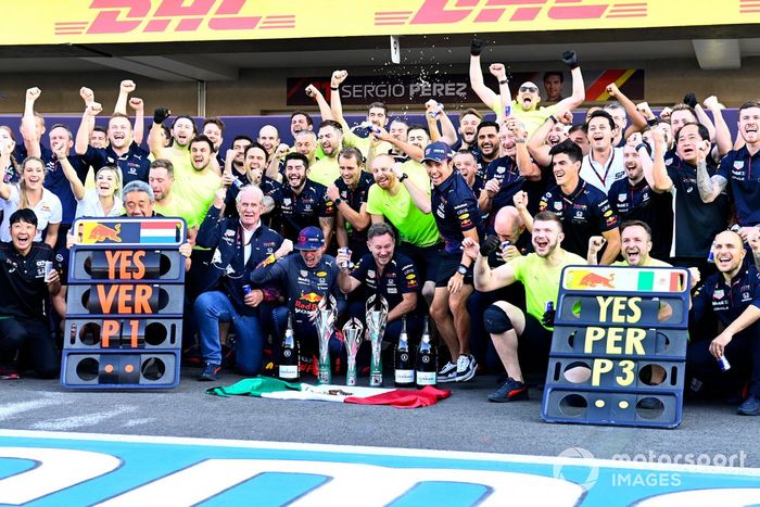 Masashi Yamamoto, director general de Honda Motorsport, Helmut Marko, asesor de Red Bull Racing, Max Verstappen, Red Bull Racing, 1ª posición, Christian Horner, director del equipo, Red Bull Racing, Sergio Pérez, Red Bull Racing, 3ª posición, y el Red Bull