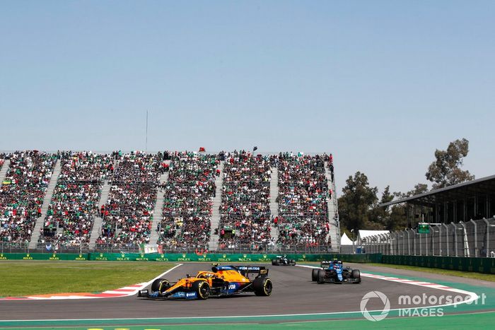 Lando Norris, McLaren MCL35M, Esteban Ocon, Alpine A521, y Lance Stroll, Aston Martin AMR21