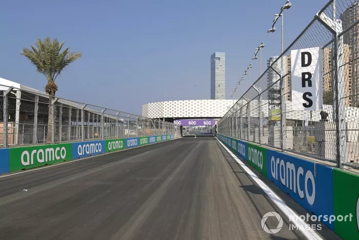 Vista general del circuito de Yeda con bareras Aramco