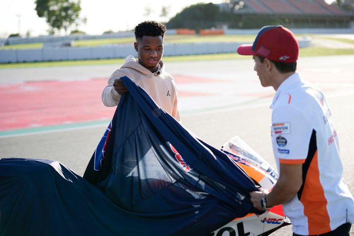 Ansu Fati, FC Barcelona, y Marc Márquez, Repsol Honda Team