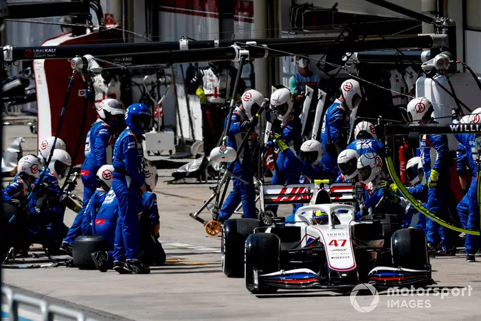 Mick Schumacher, Haas VF-21 , sale de su box