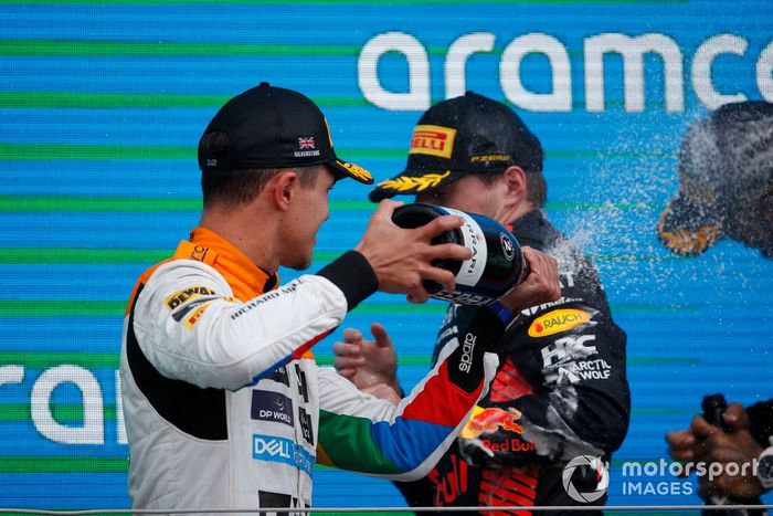 Lando Norris, McLaren, 2ª posición, Max Verstappen, Red Bull Racing, 1ª posición, spray Champagne en el podio.