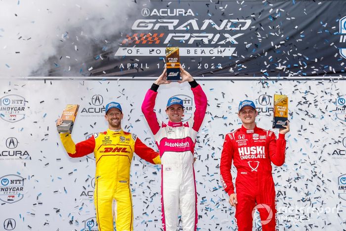 Romain Grosjean, Andretti Autosport Honda, Kyle Kirkwood, Andretti Autosport Honda, Marcus Ericsson, Chip Ganassi Racing Honda, en el podio de Long Beach
