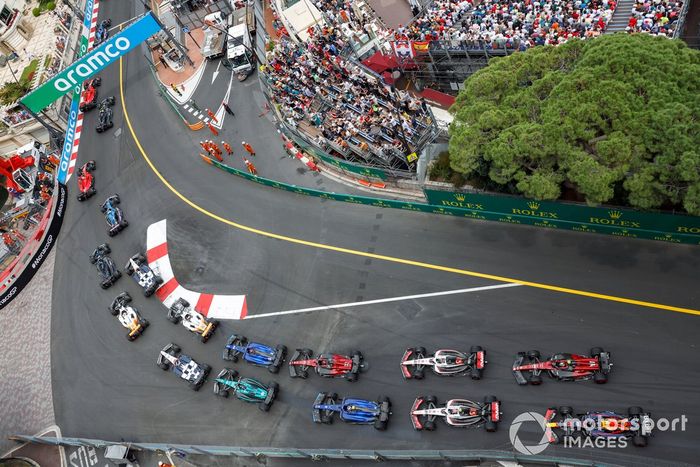 Nico Hulkenberg, Haas VF-23, Kevin Magnussen, Haas VF-23, Zhou Guanyu, Alfa Romeo C43, Sergio Pérez, Red Bull Racing RB19, persiguen al pelotón en la salida.