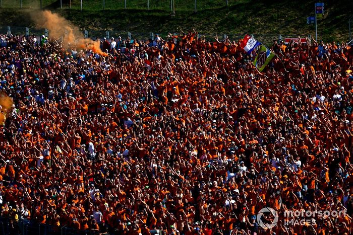 Los aficionados holandeses tiñen de naranja una grada en apoyo a Max Verstappen, Red Bull Racing