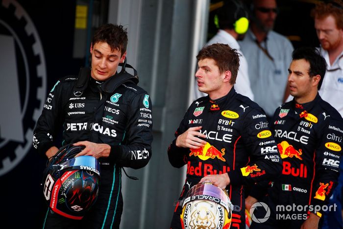 George Russell, Mercedes-AMG, 3ª posición, Max Verstappen, Red Bull Racing, 1ª posición, Sergio Pérez, Red Bull Racing, 2ª posición, en Parc Ferme
