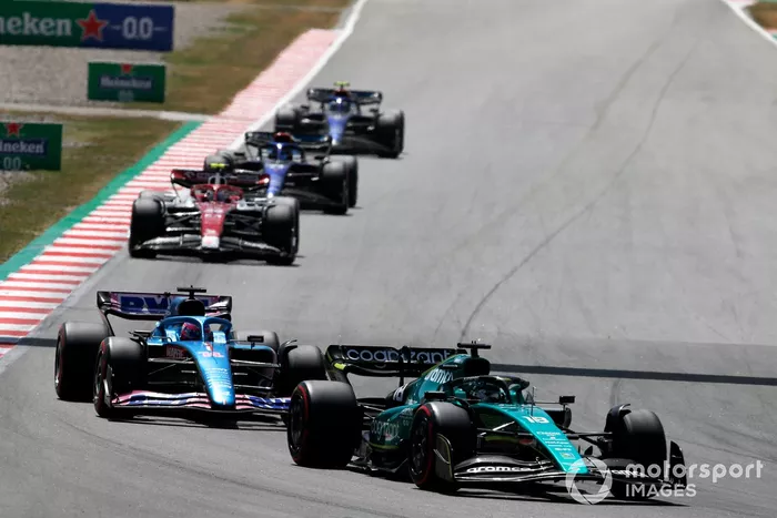 Lance Stroll, Aston Martin AMR22, Fernando Alonso, Alpine A522, Zhou Guanyu, Alfa Romeo C42 