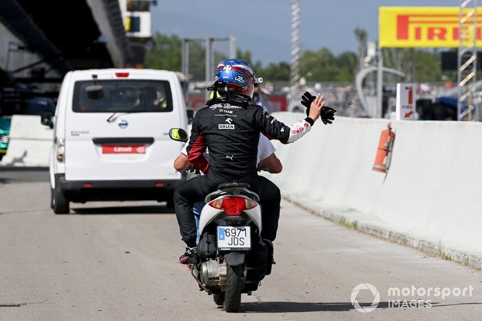 Valtteri Bottas, del equipo Alfa Romeo F1, es llevado a los boxes 