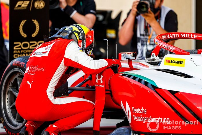 El campeón de F2 Mick Schumacher, Prema Racing celebra en Parc Ferme 