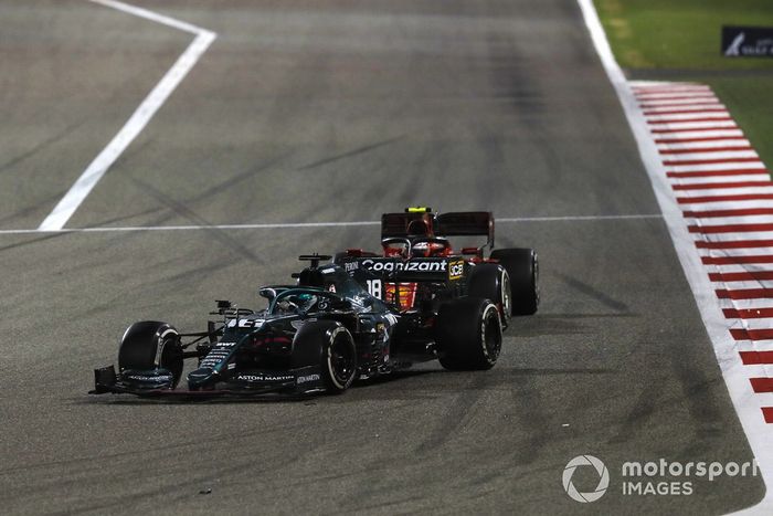 Lance Stroll, Aston Martin AMR21, Carlos Sainz Jr., Ferrari SF21