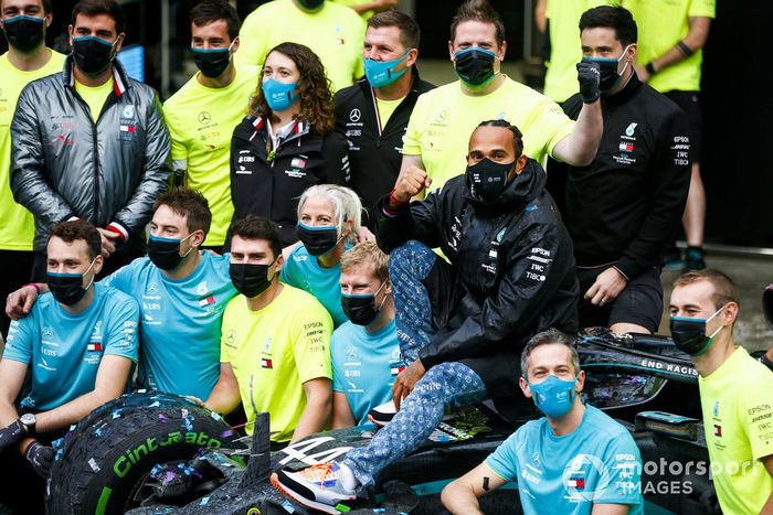 Lewis Hamilton, Mercedes-AMG F1 y el equipo de Mercedes celebran después de haber conseguido el séptimo título del campeonato mundial de pilotos